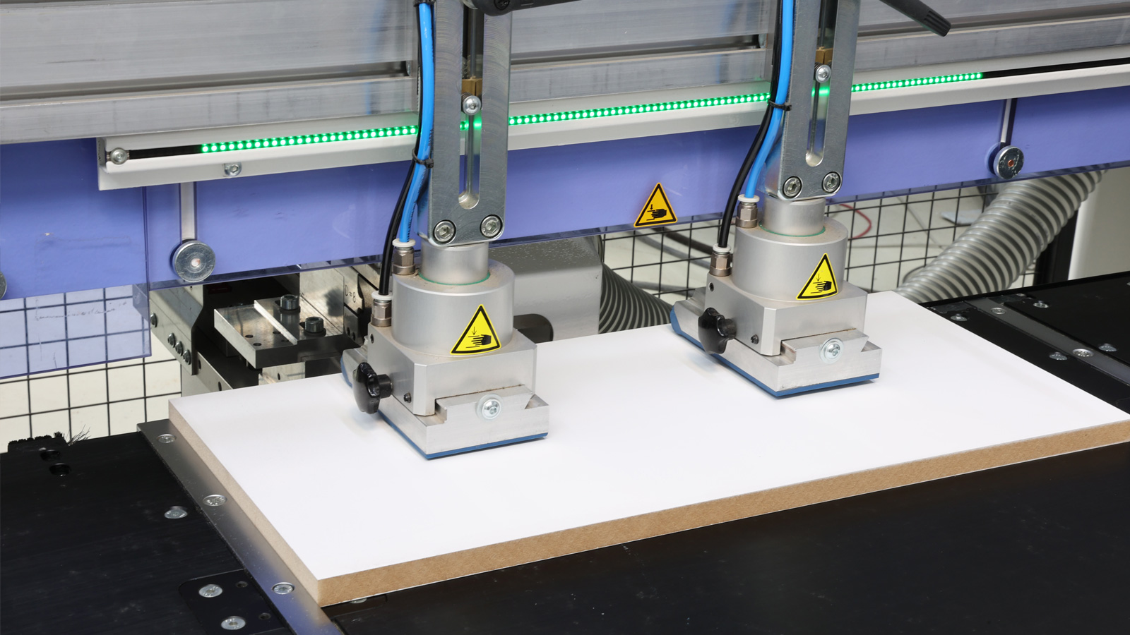 Adjustable clamping cylinders ensure secure yet gentle holding of workpieces during processing.